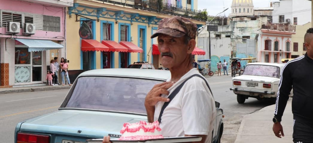 Street vendor in Havana carrying a cake